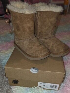 UGG Bailey Bow with Chestnut Label